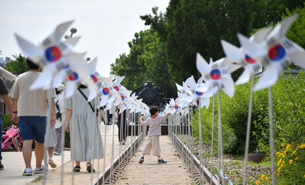 현충일 뜻 기리며 태극기 바람개비 설치된 기차마을