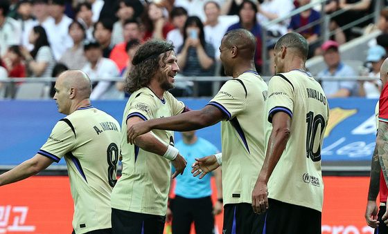 클라위버르트·푸욜 '레전드 포옹'