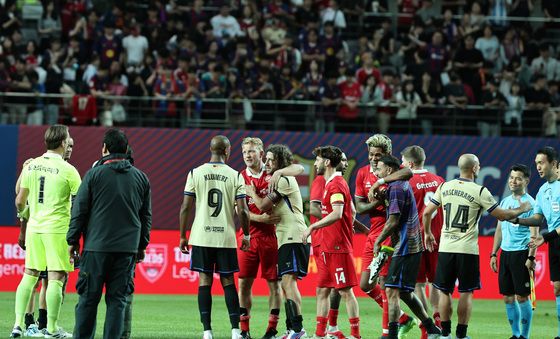 바르셀로나 레전드, 리버풀 레전드 상대로 8-3 승리