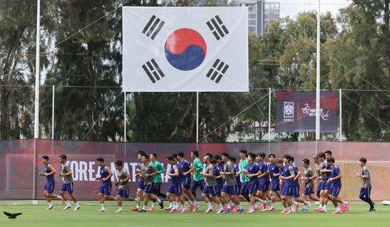 대형 태국기 앞을 달리는 대한민국 축구대표팀