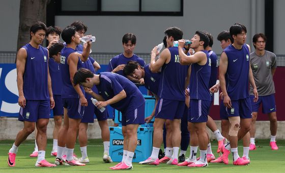 물 마시는 대한민국 축구대표팀