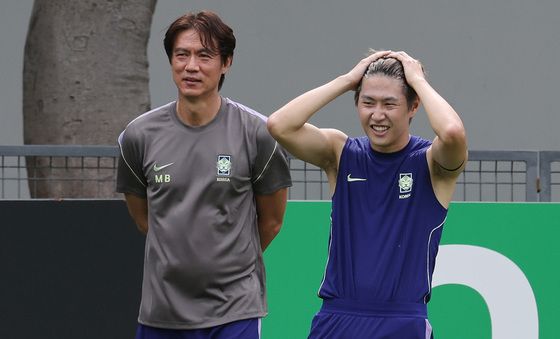 나란히 선 홍명보 감독·이강인
