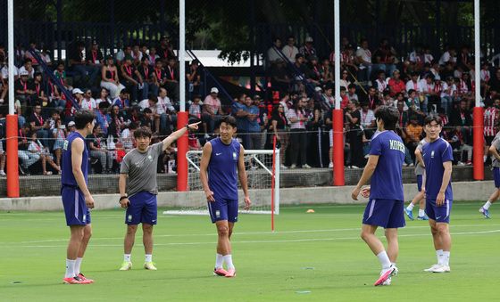 멕시코 팬들 앞에 선 대한민국 축구대표팀