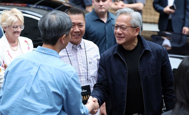 장병규 의장과 인사 나누는 젠슨 황 CEO