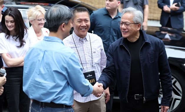 젠슨 황 CEO, 장병규 의장 보며 미소