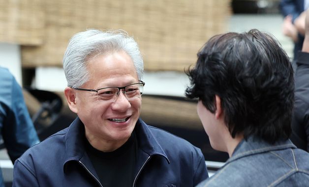 크래프톤 직원들과 인사 나누는 젠슨 황 CEO
