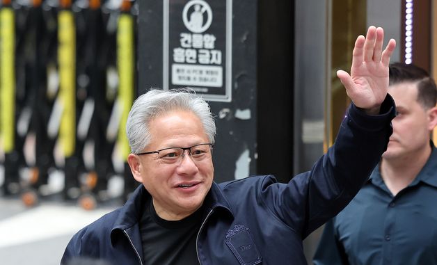 연호하는 시민들 향해 손 흔드는 젠슨 황