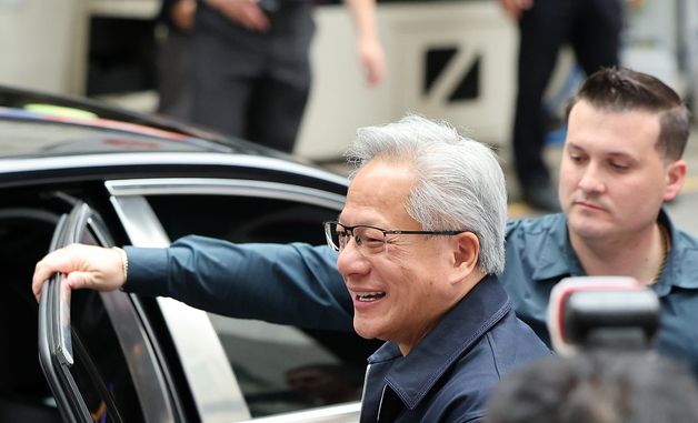 장병규 의장과 회동 마치고 나오는 젠슨 황