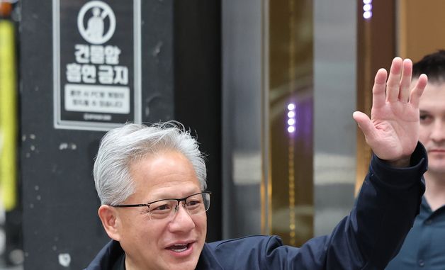 연호하는 시민들 향해 손 흔드는 젠슨 황