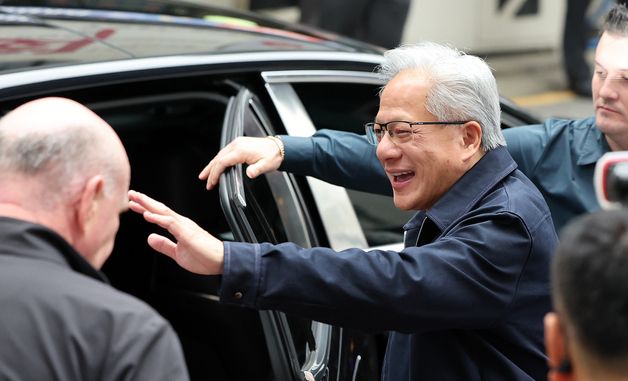 장병규 의장과 회동 마치고 나오는 젠슨 황