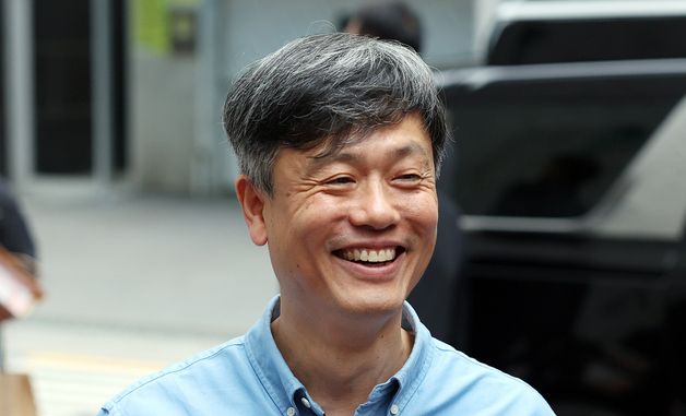 취재진 질문에 웃으며 답변하는 장병규 크래프톤 의장