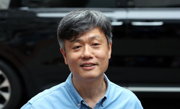 취재진 질문에 답변하는 장병규 크래프톤 의장