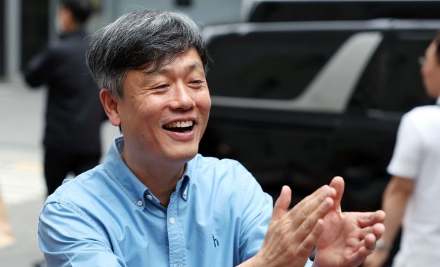 취재진 질문에 웃으며 답변하는 장병규 크래프톤 의장