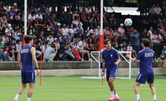 '멕시코 현지팬들 앞에 선 대한민국 축구대표팀'