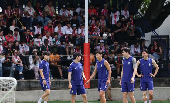 멕시코 팬들 앞에 나선 대한민국 축구대표팀