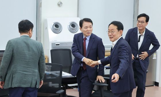인사나누는 국민의힘 원내대표 후보들