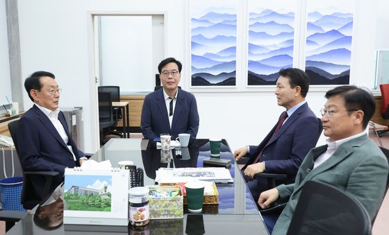 송언석과 회동하는 원내대표 후보들