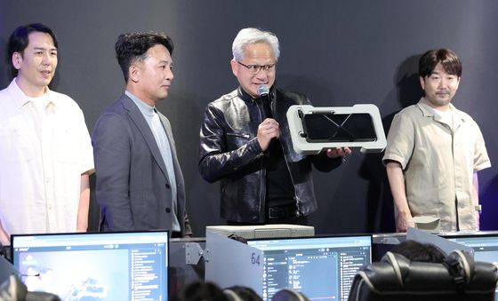 지포스 RTX5090 소개하는 젠슨 황