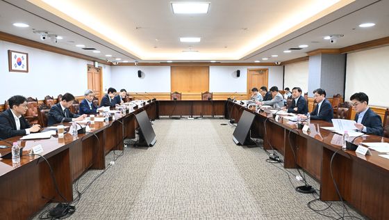 긴급 시장상황점검회의 주재하는 구윤철 부총리