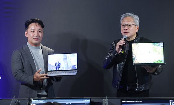 RTX 스파크 노트북 소개하는 젠슨 황