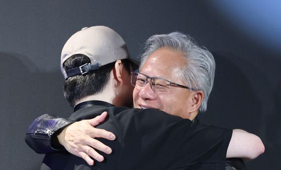 당첨자와 포옹하는 젠슨 황 CEO