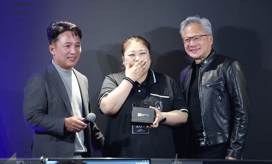 RTX 스파크 노트북 선물하는 젠슨 황 CEO