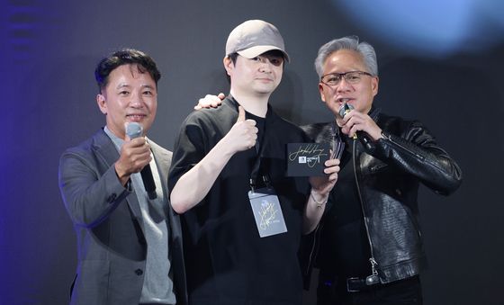 RTX 스파크 노트북 선물하는 젠슨 황