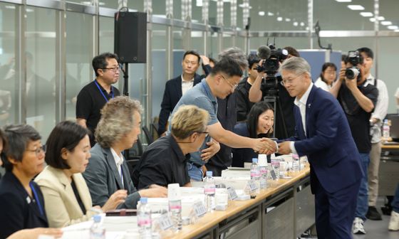 위원들과 인사하는 민형배 당선자