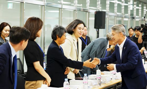 위원들과 첫 상견례하는 민형배 당선자
