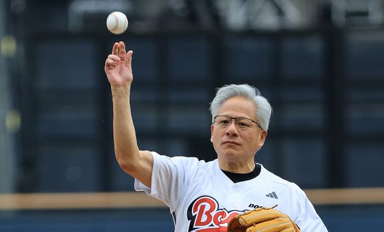 프로야구 시구하는 젠슨 황