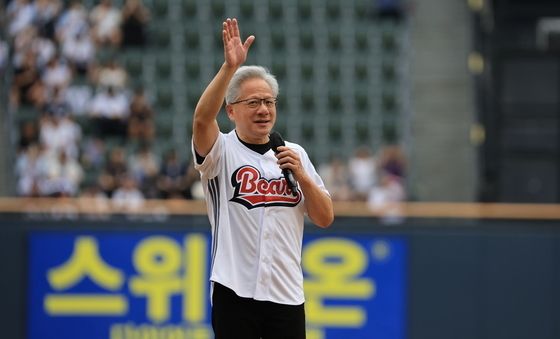시구 전 인사말하는 젠슨 황