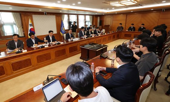 지방선거 관리 관련 대학생 간담회하는 김민석 총리