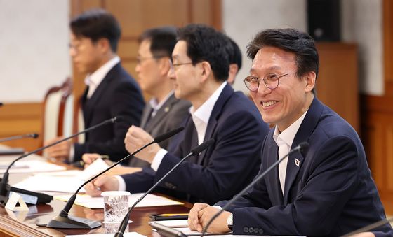 대학생들 바라보며 미소짓는 김민석 총리