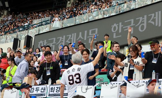 야구장 찾아 팬들과 건배하는 젠슨 황