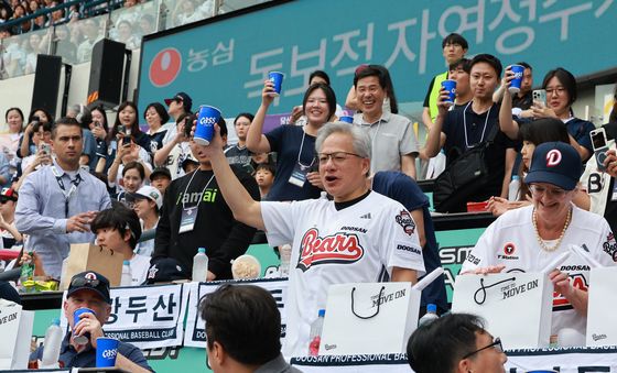 팬들과 건배하는 젠슨 황