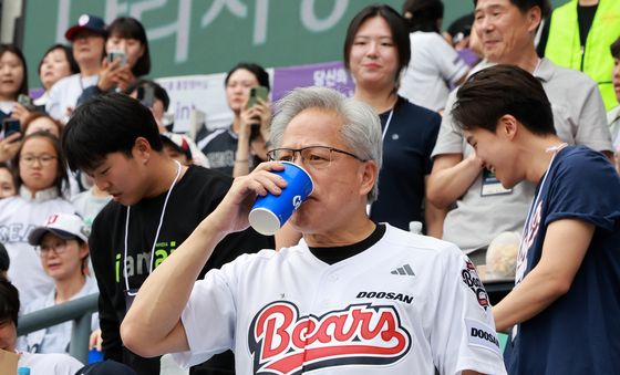 야구장 찾아 맥주 마시는 젠슨 황