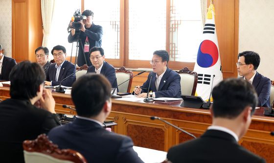 지방선거 관리 관련 대학생과의 간담회하는 김민석 총리