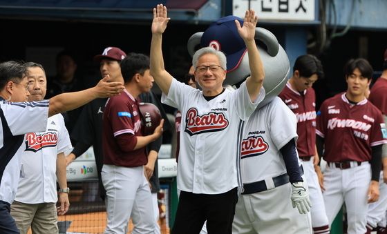 야구 팬들에게 인사하는 젠슨 황