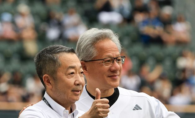시구·시타 마친 젠슨 황·박정원