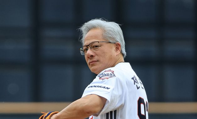 공 던지는 젠슨 황