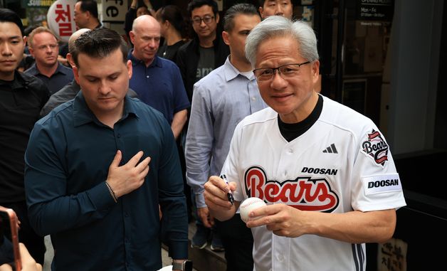 야구공에 사인하는 젠슨황 CEO