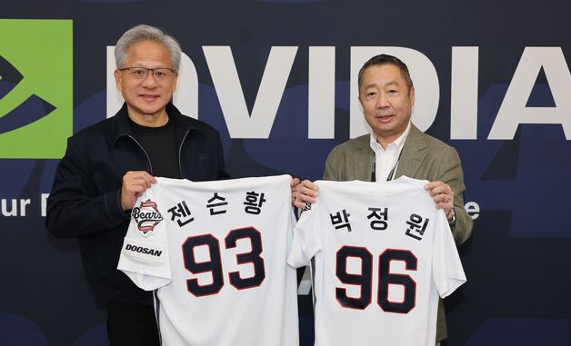 두산 베어스 유니폼 들고 기념촬영하는 젠슨 황·박정원 회장