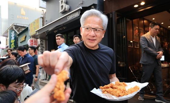 시민들에게 치킨 나눠주는 젠슨 황