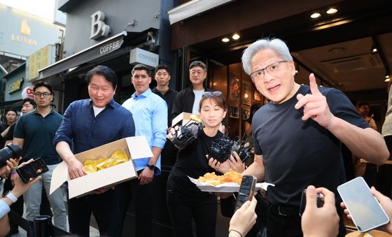 치킨 나눠주는 젠슨 황·최태원 회장
