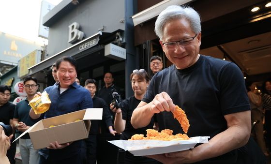'치맥 회동' 중 시민들에게 치킨 건내는 젠슨 황