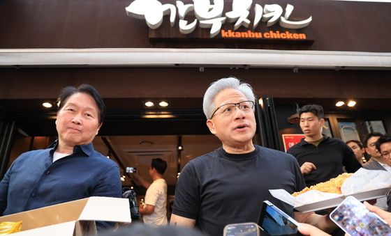 '치맥 회동' 중 취재진 질문에 답변하는 젠슨 황