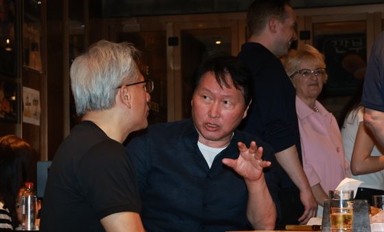 젠슨 황 CEO와 대화 나누는 최태원 회장