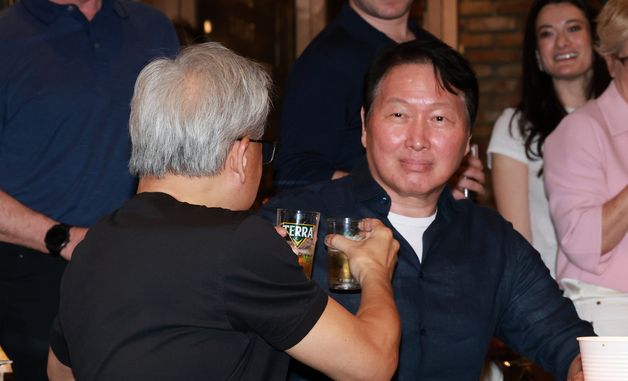 건배하는 젠슨 황·최태원