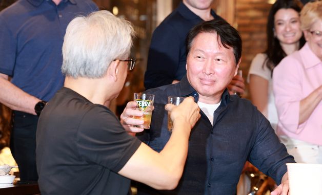 맥주 즐기는 젠슨 황·최태원