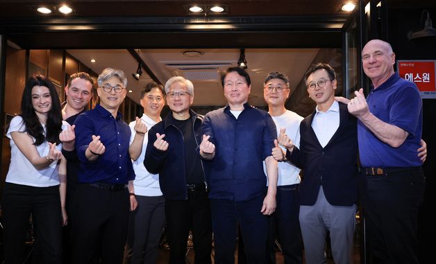 기념촬영하는 젠슨 황·최태원